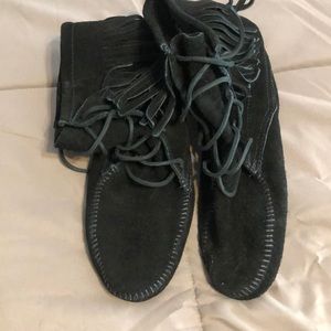 Minnetonka black leather trapper boots